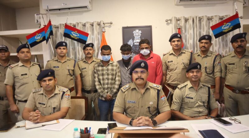 एसएसपी अजय गणपति के कुशल निर्देशन में कोतवाली ट्रांजिट कैंप क्षेत्र में हुई फायरिंग व तोड़फोड़ की घटना का खुलासा।* 03 युवक अवैध असलहों व कारतूसों के साथ गिरफ्तार।*