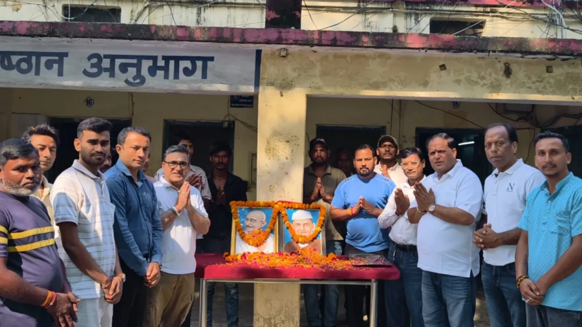 *गांधी जयंती पर स्वच्छता पर उत्कृष्ट चित्रकला प्रतियोगिता बनाने वाले चार बच्चों को नगर निगम ने किया सम्मानित।*
