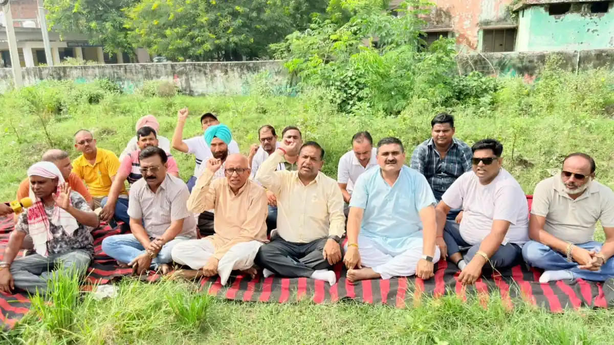 एक साल से खुदी पड़ी सड़क पर कांग्रेस का जोरदार प्रदर्शन, गड्ढे में बैठकर जताया आक्रोश।इंद्रा चौक से बस अड्डे तक सड़क निर्माण न होने पर कांग्रेस का ऐलान—शीघ्र निर्माण नहीं हुआ तो PWD कार्यालय में होगी तालाबंदी।