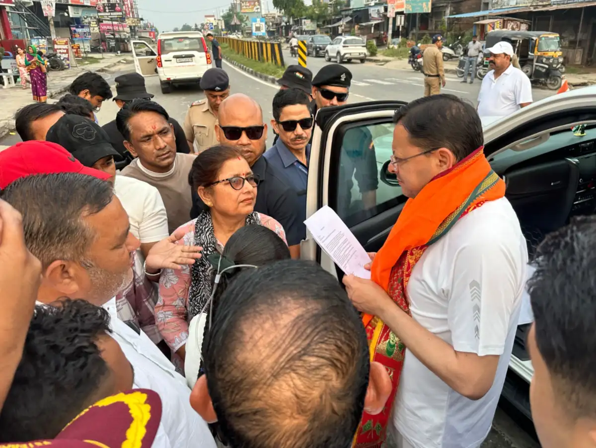 नानकमत्ता कार्यक्रम के लिए जाते समय झनकट में मुख्यमंत्री धामी ने रुकवाया काफिला, आमजन की सुनी समस्याएं।