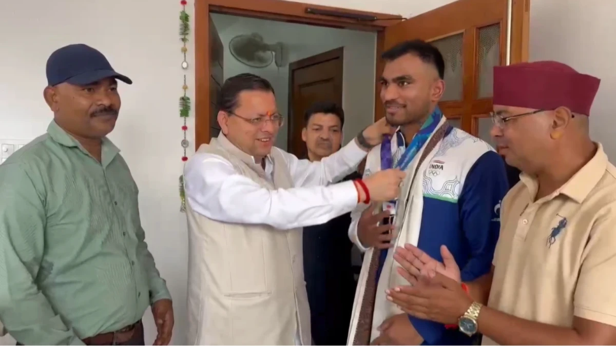 एशियन गेम्स में कांस्य पदक जीतने वाले बॉक्सर कपिल पोखरिया ने मुख्यमंत्री धामी से की भेंट।