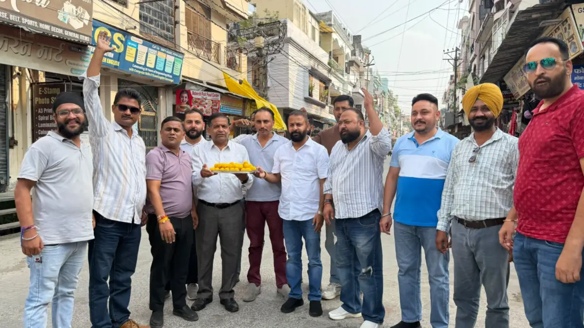 किच्छा-सिरौलीकलां में 7 अक्टूबर को मतगणना तय होने पर कांग्रेसियों ने खुशी का इजहार किया,बांटे लड्डू
