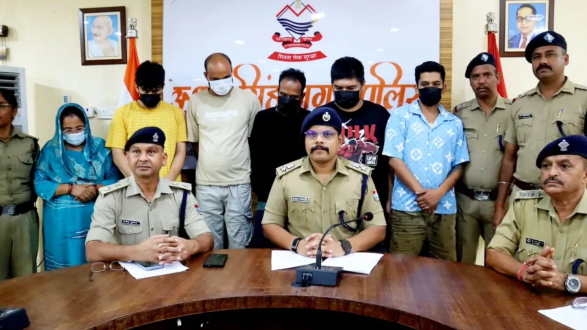 एसएसपी अजय गणपति के नेतृत्व में नशा तस्करों पर करारा प्रहार।पहाड़ के नौजवान युवाओं को नशे की लत लगाने वाले 06 नशा तस्कर चढ़े ऊधम सिंह नगर पुलिस के हत्थे।बरेली से सस्ते दाम में नशीली सामग्री ले जाकर अल्मोड़ा, पिथौरागढ़ और नैनीताल के युवाओं को बना रहे थे नशेड़ी।
