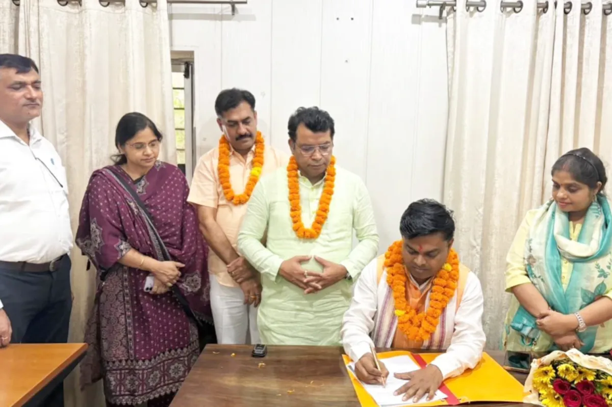 नवनियुक्त दर्जा राज्यमंत्री सुरेश कोली ने देहरादून उद्योग निदेशालय में पदभार ग्रहण। विधायक शिव अरोरा, पूर्व मेयर सोनी कोली समेत तमाम अधिकारियों ने दी बधाई