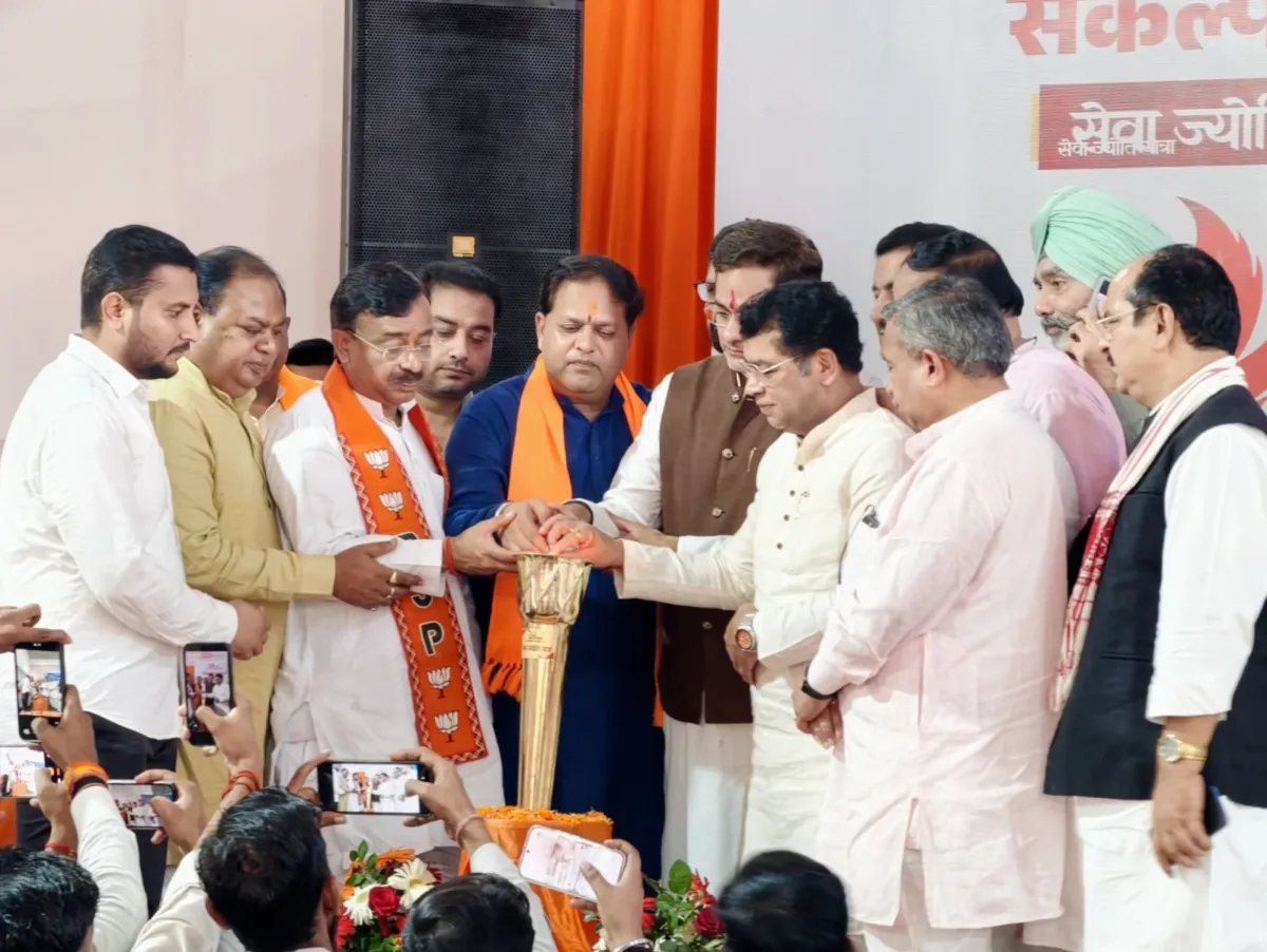 विकसित भारत के संकल्प के साथ जोर शोर से निकली भव्य सेवा ज्योति यात्रा* *सिटी क्लब में विकसित भारत संकल्प सभा, पीएम मोदी और राष्ट्रीय अध्यक्ष नितिन नवीन ने किया वर्चुअल संबोधन* गाबा चौक को ‘सेवा ज्योति चौक’ के रूप में विकसित करने का महापौर विकास शर्मा ने किया ऐलान।