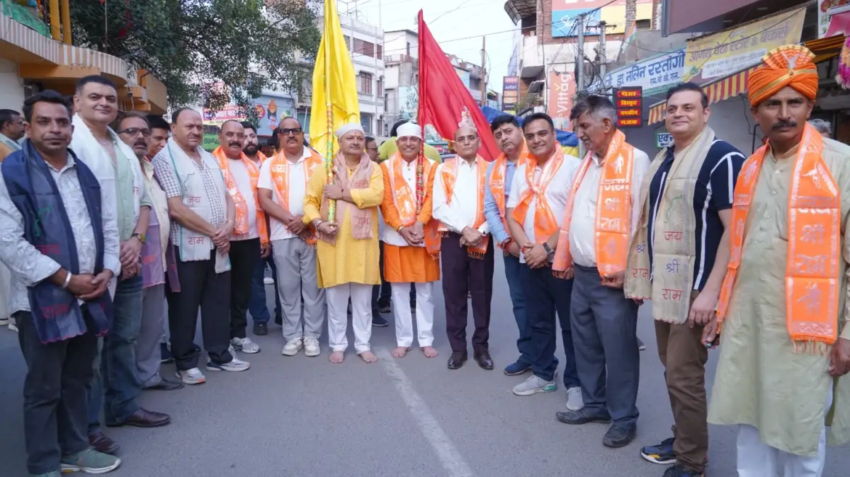 *गाजे-बाजे और आतिशबाजी के बीच निकली महावीर ध्वज यात्रा, विधिवत हुआ ध्वज पूजन एवं स्थापना* *श्री रामचंद्र जी का किरदार निभा रहे मनोज और हनुमान जी का किरदार निभा रहे रामभक्त सुशील गाबा लेकर चले महावीर ध्वज*