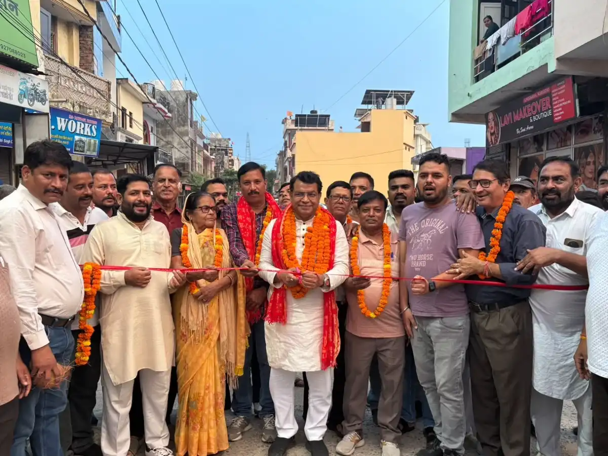 15-20 साल से बदहाल सिंह कॉलोनी के मुख्य मार्ग का होगा कायाकल्प, विधायक शिव अरोरा ने 440 मीटर सीसी सड़क का किया शिलान्यास* *स्वीकृत मार्ग के निर्माण से सिंह कॉलोनी,भूरारानी, शांति विहार, बंगाली कॉलोनी समेत बड़ी आबादी को मिलेगी राहत; स्थानीय लोगों ने विधायक का फूल-मालाओं से किया जोरदार स्वागत व जताया आभार*