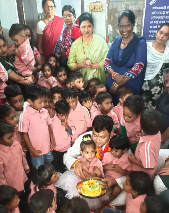 भाजपा ज़िला मंत्री प्रमोद मित्तल ने अपना जन्मदिन जनसेवा को समर्पित करते हुए नन्हे बच्चों के बीच पहुंचकर बांटी खुशियां।