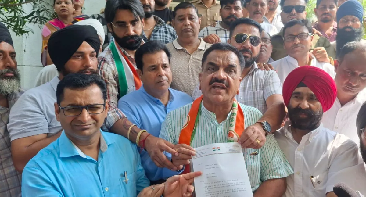 आंधी,तूफान और भारी ओलावृष्टि के कारण फसलों को पहुंचे भारी नुकसान। मुयावजें की मांग को लेकर डीएम कार्यालय पहुंचे कांग्रेसी, एडीएम को सौंपा ज्ञापन
