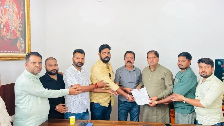 सड़क चौड़ीकरण की जद में आए मंदिरों का होगा भव्य पुनर्निर्माणः विकास शर्मा। हिंदू संगठनों के कार्यकर्ताओं से मुलाकात में महापौर का ऐलाननवरात्र पर नौ दिन बंद रहेगी मांस की बिक्री