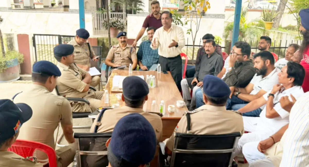 त्योहारों को लेकर पुलिस प्रशासन और व्यापारियों की बैठक, यातायात व पार्किंग व्यवस्था पर बनी रणनीति।व्हाइट पट्टी के अंदर ही व्यापार करेंगे दुकानदार, गांधी पार्क, गल्ला मंडी व अग्रसेन चौक पर होगी पार्किंग की व्यवस्था