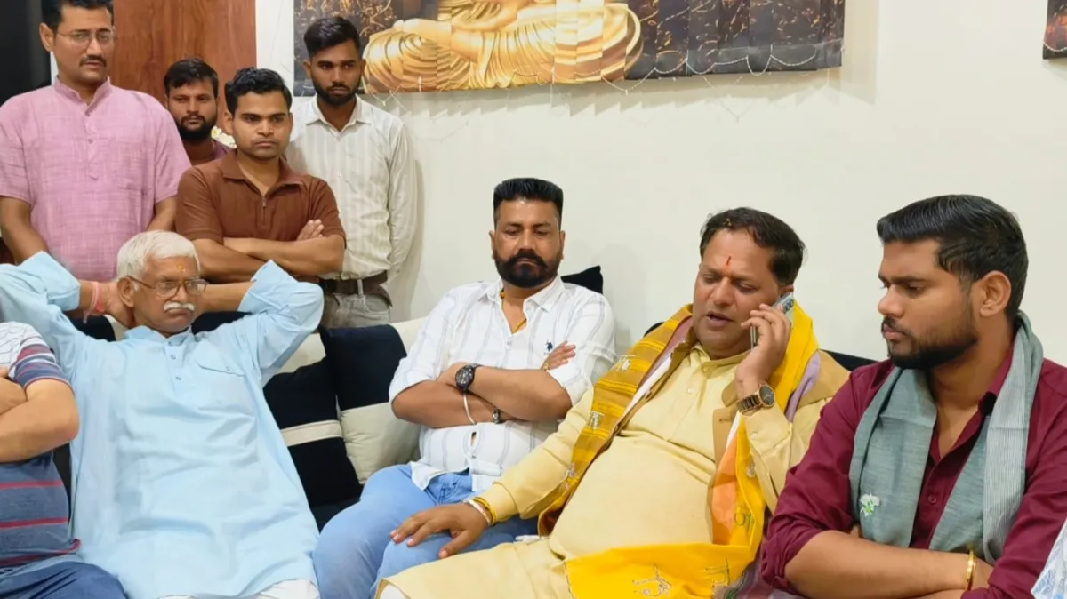 चुनाव बहिष्कार की चेतावनी के महज एक घंटे बाद एक्शन में आए मेयर विकास शर्मा! बदहाल सड़क का जायजा लेकर लोनिवि अधिकारियों से की वार्ता। जल्द होगा कीरतपुर की दोनों सड़कों का निर्माण।
