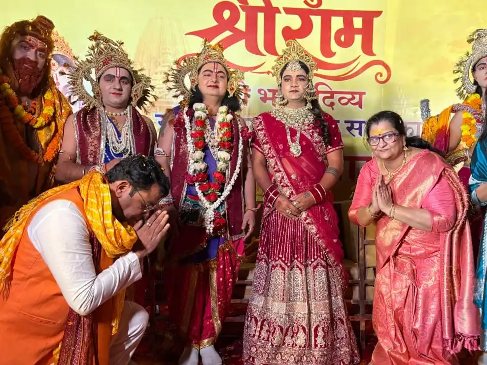 विधायक शिव अरोरा के आवास पर जनकपुरी की तर्ज पर हुआ श्रीराम बारात का भव्य स्वागत मुख्य रामलीला की राम बरात का विधायक आवास पर पुष्पवर्षा और फूल-मालाओं से भव्य स्वागत, जय श्रीराम के जयघोष से गूंज उठा पूरा विधायक आवास