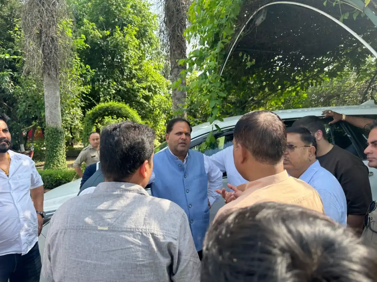 बत्रा और छाबड़ा परिवार के साथ खड़ा है पूरा शहरः विकास शर्मा।आयकर की छापेमारी की सूचना पर मौके पर पहुंचे महापौर