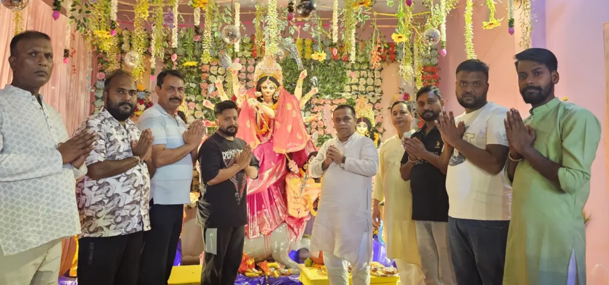 भगवानपुर में आयोजित दुर्गा पूजा के दौरान हो रही सांस्कृतिक संध्या में वरिष्ठ भाजपा नेता और समाजसेवी भारत भूषण चुघ ने बतौर मुख्य अतिथि किया प्रतिभाग