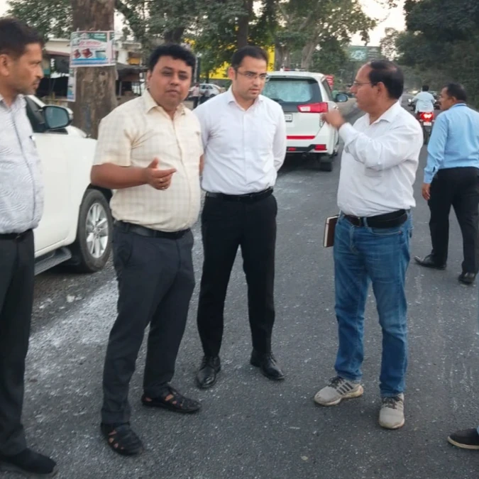जिलाधिकारी ने काशीपुर-रामनगर सड़क मार्ग का किया औचक स्थलीय निरीक्षण,निर्धारित समय सीमा में सड़क को गड्ढा मुक्त करने के निर्देश।