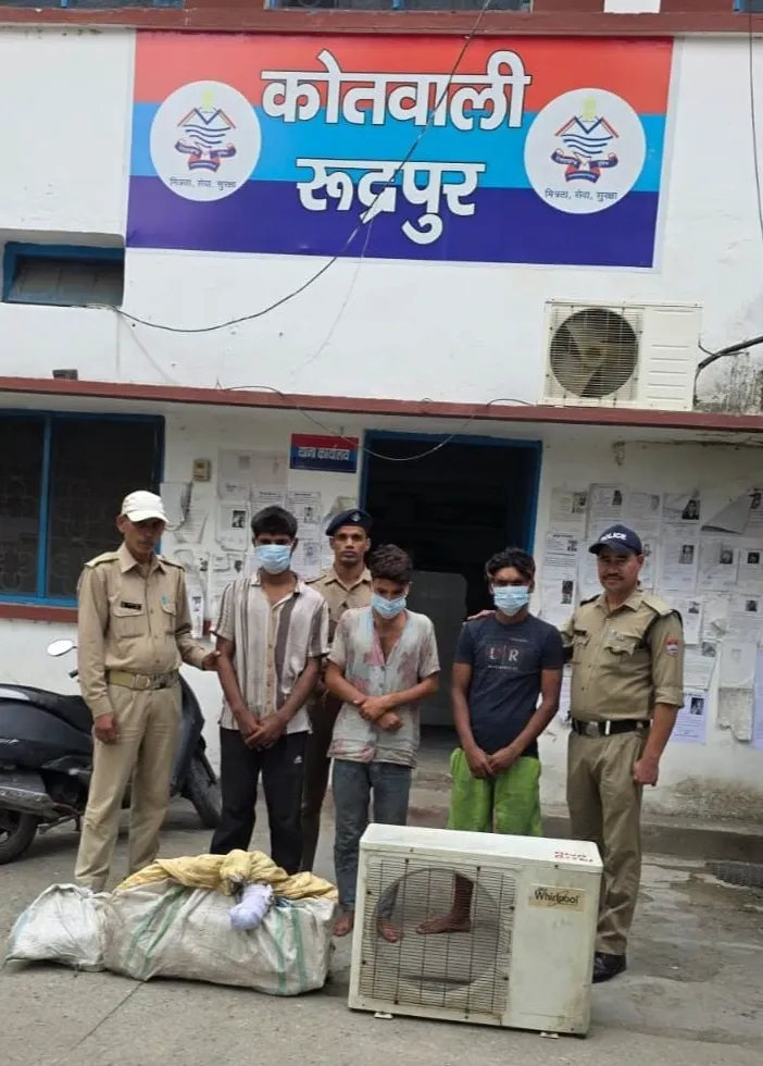 रुद्रपुर पुलिस ने चोरी की घटना का किया खुलासा, 03 आरोपी गिरफ्तार।*आरोपियों से चोरी के एसी कम्प्रेशर, व्हर्लपूल कम्पनी के एसी केबिनेट सहित भारी मात्रा में चोरी का सामान बरामद।*