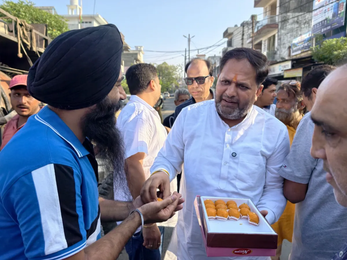 रुद्रपुर में युद्ध स्तर पर शुरू हुआ सड़कों को गड्ढामुक्त करने का अभियान।खुद मोर्चे पर उतरे महापौर, 30 अक्टूबर तक चलेगा अभियान।कई सड़कों पर पेंचवर्क कार्य का शुभारंभ भी किया ।लोगों ने मिष्ठान वितरण कर खुशिया मनाई, महापौर का जताया आभार।