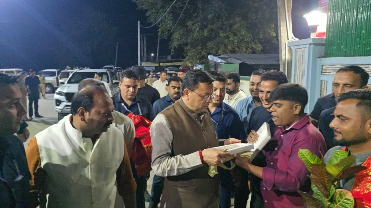 मुख्यमंत्री ने खटीमा रेलवे फाटक के पास रुककर रवि के ठेले पर मूंगफली का लिया स्वाद।मुख्यमंत्री ने सुनीं जनसमस्याएं, अधिकारियों को दिए त्वरित समाधान के निर्देश।