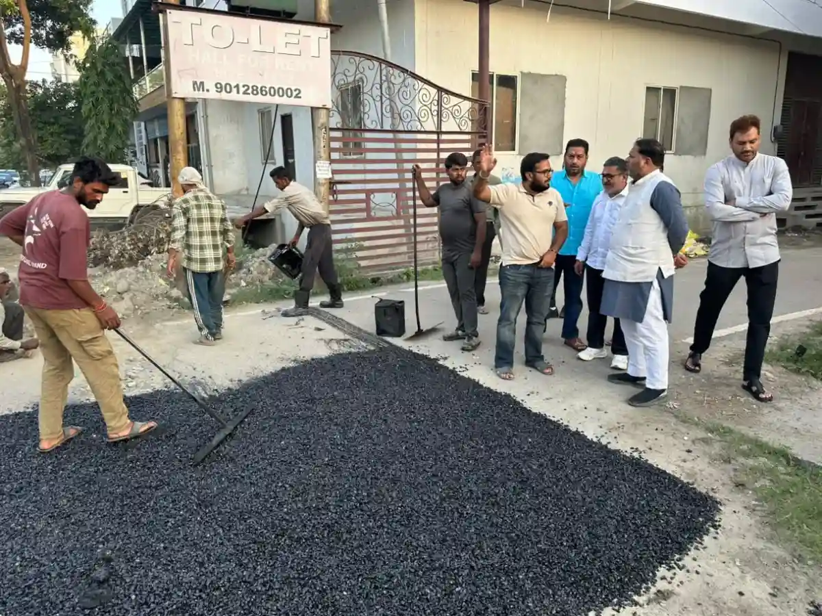 एक सप्ताह में पूरा होगा गड्ढा भरो अभियान, एक नवंबर से बनेंगी नई सड़कें: महापौरआवास विकास में महापौर विकास शर्मा ने किया स्थलीय निरीक्षण