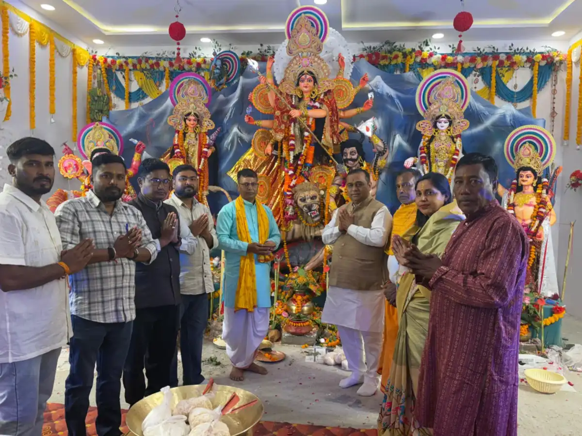जगतपुरा मुखर्जी नगर में धूमधाम से मनाया गया दुर्गा पूजा महोत्सव। मुख्य अतिथि बने वरिष्ठ भाजपा नेता भारत भूषण चुघ,फीता काटकर किया शुभारंभ।