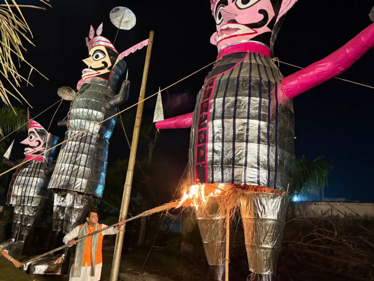 रुद्रपुर में विधायक शिव अरोरा ने किया रावण दहन, बुराई पर अच्छाई की विजय का दिया संदेश।एलाइंस कॉलोनी में दशहरा कार्यक्रम में मुख्य अतिथि के रूप में शामिल हुए विधायक, क्षेत्रवासियों को दी विजय दशमी की शुभकामनाएं