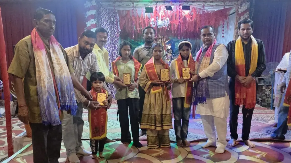 दानपुर में धूमधाम से मनाया गया दुर्गा पूजा-विजयदशमी।कार्यक्रम में सुंदर झलकियां प्रस्तुत करने वाले बच्चों को भाजपा नेता चुघ ने किया सम्मानित