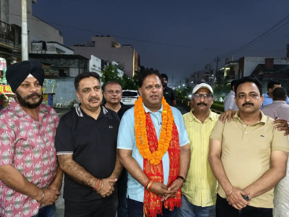 एलायंस में भी चकाचक होंगी सड़कें।महापौर ने नगर निगम की टीम के साथ किया सर्वे गड्ढे भरने के साथ नई सड़कें बनाने का भी ऐलान।