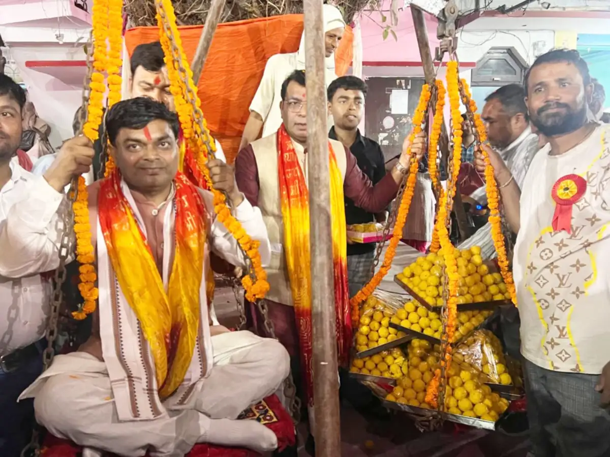 नवनियुक्त दर्जा मंत्री सुरेश कोली का संजय नगर खेड़ा, रुद्रपुर में लड्डुओं से तौलकर भव्य स्वागत एवं अभिनंदन!