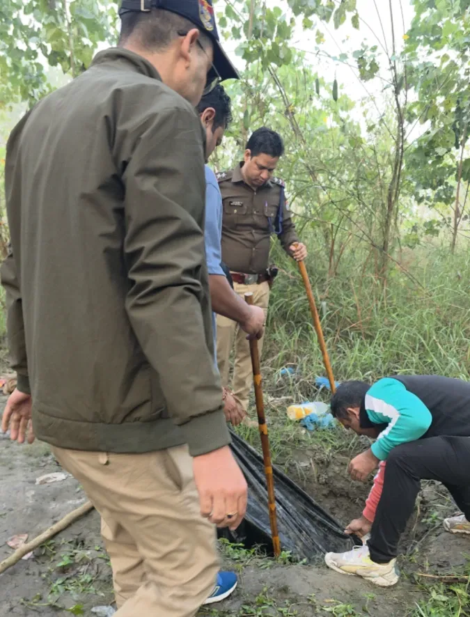 अवैध कच्ची शराब के माफियाओं पर रुद्रपुर पुलिस का करारा प्रहार, शराब निर्माण के अड्डों पर बड़ी कार्रवाई।5000 लीटर लहन नष्ट, धधकती 03 अवैध शराब की भट्टियां एवं 06 ड्रम नष्ट, अवैध शराब कारोबारियों में हड़कंप।