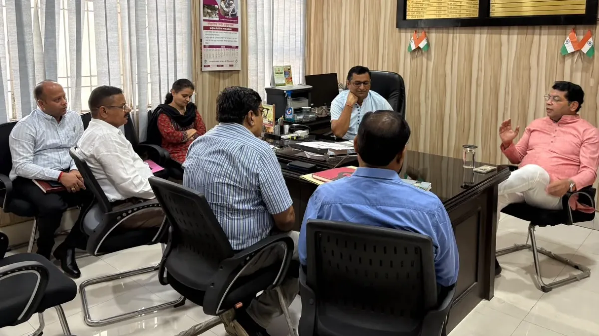 काशीपुर बाईपास चौड़ीकरण और त्रिशूल चौक से मेडिकल कॉलेज तक 8 लेन सड़क चौड़ीकरण को लेकर विधायक शिव अरोरा की समीक्षा, अधिकारियों को दिए समयबद्ध तय सीमा मे कार्य पूरा करने के निर्देश।दीपावली से पहले त्रिशूल चौक से डीडी चौक तक चौड़ीकरण कार्य पूरा करने का निर्देश।