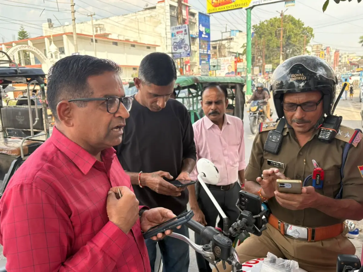 रुद्रपुर बाजार क्षेत्र में यातायात पुलिस के चैकिंग अभियान से व्यापारियों में नाराजगी।व्यापार मंडल अध्यक्ष संजय के हस्तक्षेप से निपटा मामला