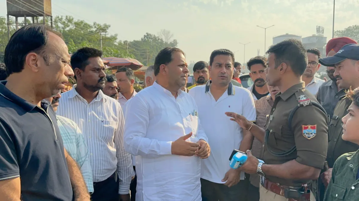 दीपावली पर बाजार में नहीं लगेगा जाम, पार्किंग के लिए सड़क किनारे बनेगी व्यवस्था: महापौर।त्रिशूल चौक से डीडी चौक तक सड़क चौड़ीकरण व नाला निर्माण का महापौर ने किया निरीक्षण।नई सड़क को नुकसान पहुंचाने और अतिक्रमण पर जताई नाराजगी