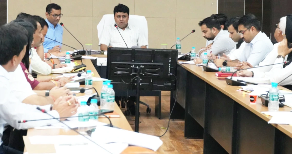 मासिक स्टाफ बैठक में डीएम ने दिए वसूली में लापरवाही करने वाले अमीनों के वेतन रोकने के निर्देश।