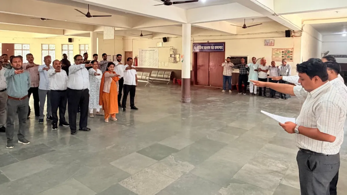 सरदार पटेल के आदर्शों एवं विचारों को आत्मसात करने की जरूरत, डीएम।सरदार बल्लभ भाई पटेल जी के जयंती पर जिलाधिकारी ने दिलाई एकता की शपथ