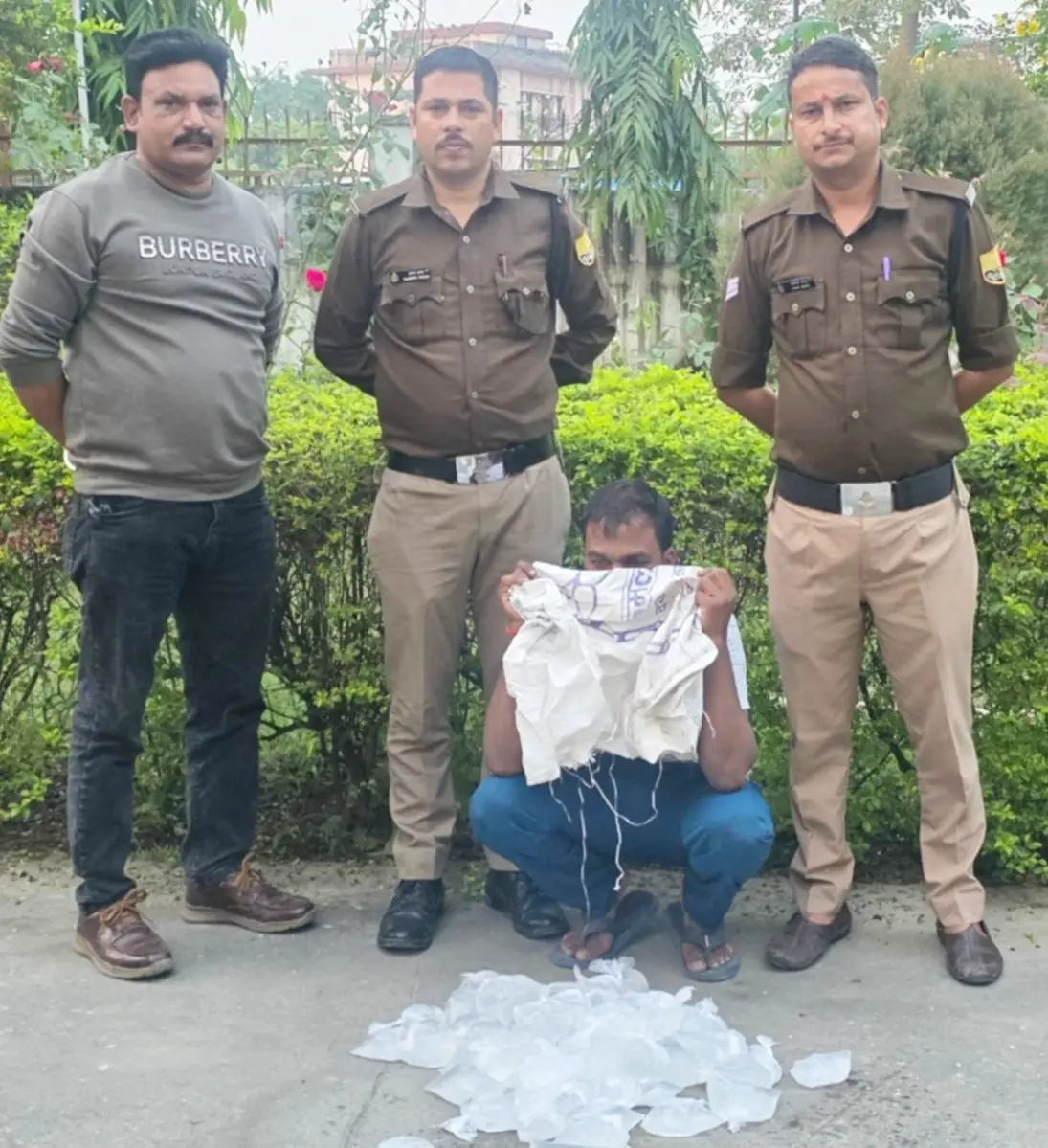 आबकारी विभाग ने कच्ची शराब के साथ एक तस्कर को किया गिरफ्तार