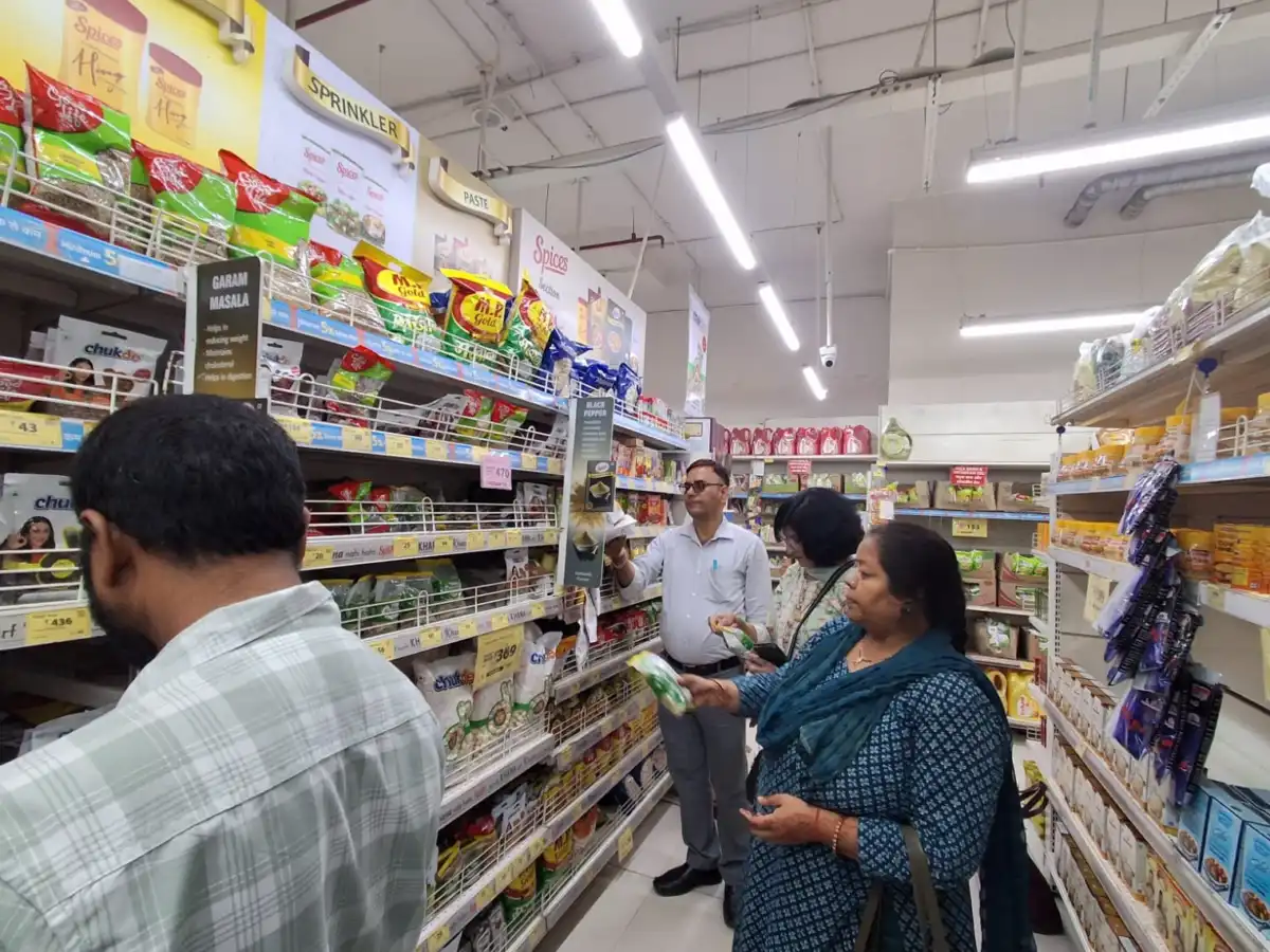 खाद्य विभाग ने खाद्य पदार्थो में मिलावट की प्रभावी रोकथाम के लिए चलाया निरीक्षण अभियान।रूद्रपुर स्थित मॉल से लिए आधा दर्जन खाद्य पदार्थो के सैम्पल।खराब सेब एवं सब्जियां पाये जाने पर मॉल मैनेजर को नोटिस देकर मांगा स्पष्टीकरण