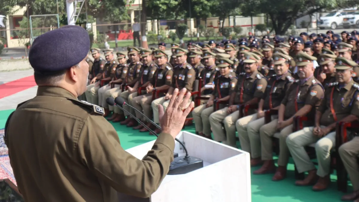 राष्ट्रीय एकता दिवस पर पुलिस लाइन रुद्रपुर में भव्य परेड का हुआ आयोजन; पुलिस अधिकारियों एवं कर्मचारियों का सम्मेलन आयोजित।पुलिस महानिरीक्षक ट्रैफिक उत्तराखण्ड श कृष्ण कुमार वी.के. महोदय ने परेड की ली सलामी।परेड के दौरान उत्कृष्ट कार्य करने वाले 08 अधिकारी एवं कर्मचारियों को मेडल एवं प्रशस्ति पत्र प्रदान कर किया गया