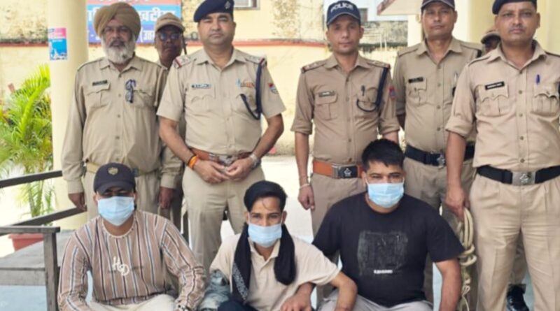 *खटीमा में सोशल मीडिया पर वायरल मारपीट की वीडियो पर एसएसपी अजय गणपति के निर्देश पर पुलिस का एक्शन* *तीन गिरफ्तार, घटना में प्रयुक्त हथियार बरामद*
