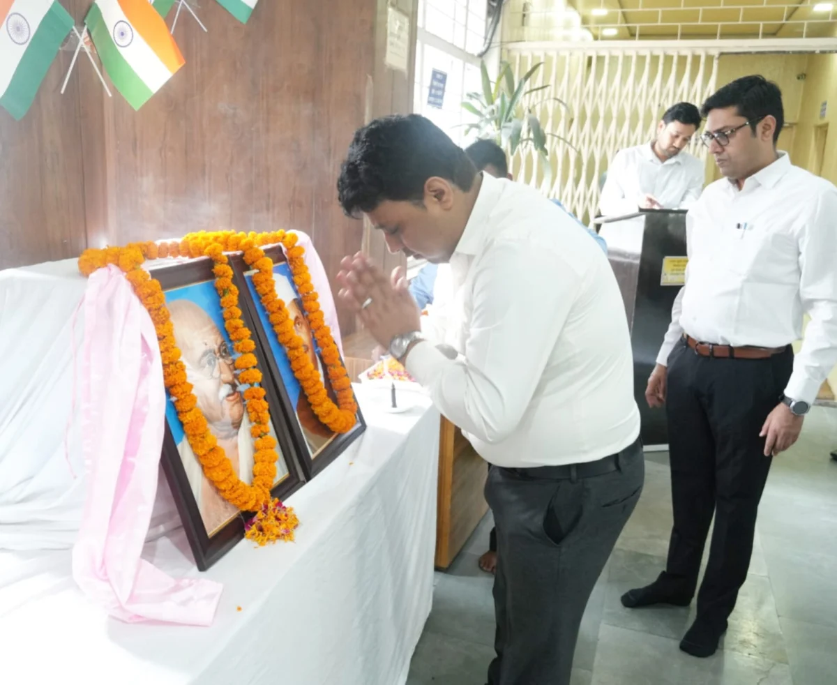 *श्रद्धापूर्वक मनाई गई गांधी और शास्त्री की जयंती।* *कलेक्ट्रेट में डीएम नितिन सिंह भदौरिया ने दोनों के चित्र का अनावरण कर माल्यार्पण के बाद श्रद्धासुमन किए अर्पित*