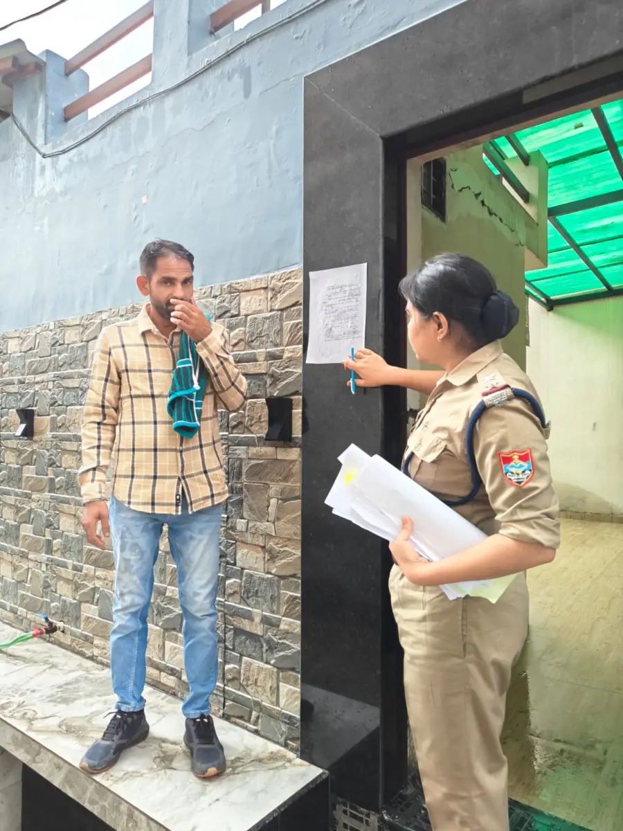 *पुलिस ने पॉस्को का वांछित अभियुक्त के घर पर कुर्की का नोटिस चस्पा किया* *घटना माह मई की, गिरफ्तारी नहीं होने पर पुलिस ने कोर्ट से कुर्की नोटिस चस्पा की अनुमति मिलने पर कार्रवाई की*